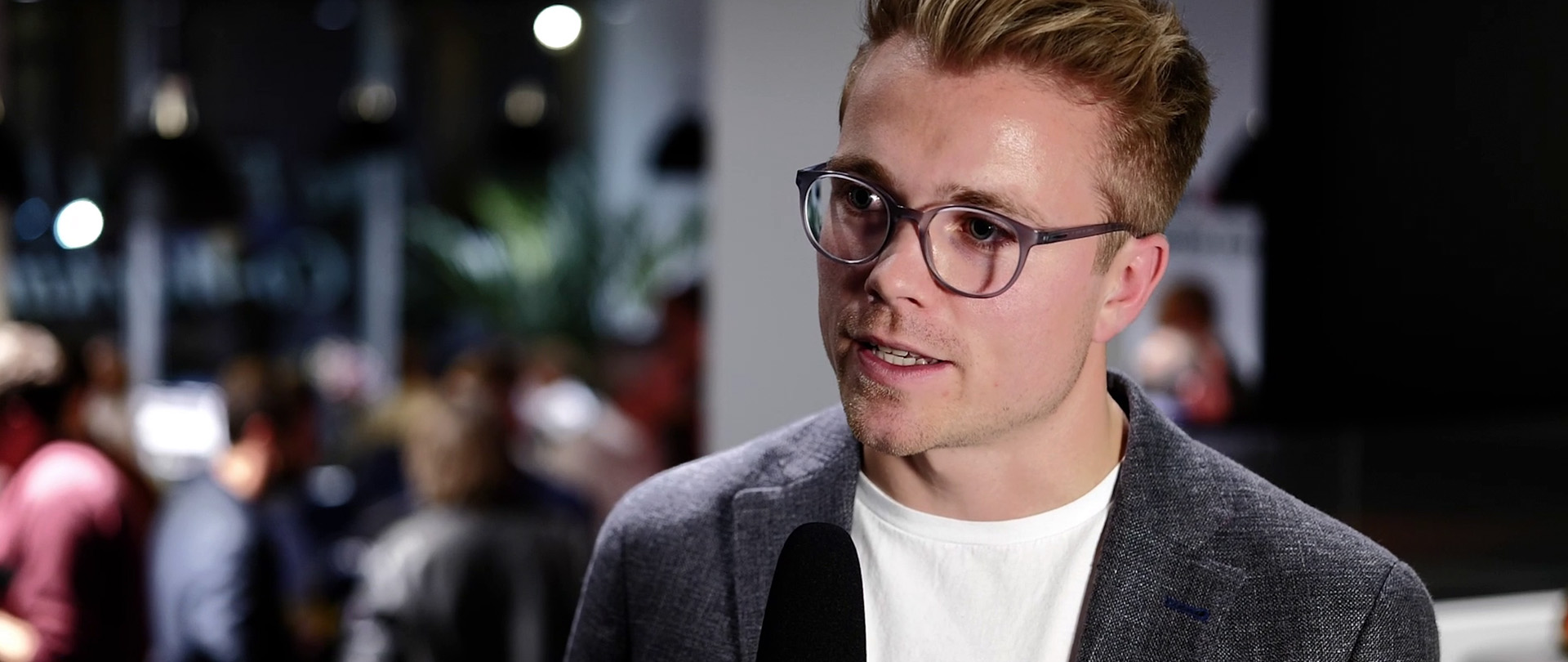 Junger Mann im Interview