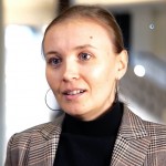 Junge Frau im Interview