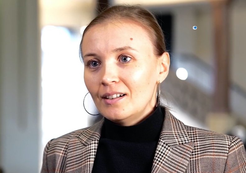 Junge Frau im Interview